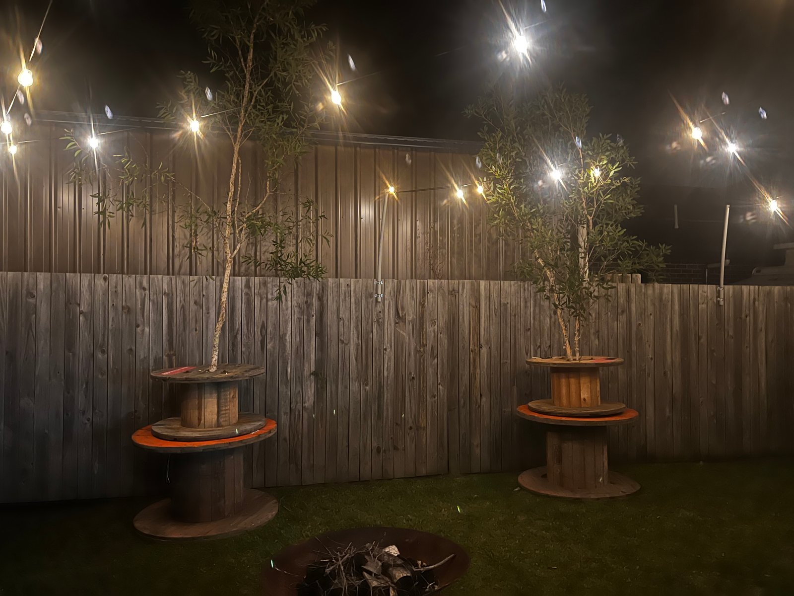 Outdoor festoon lighting installation